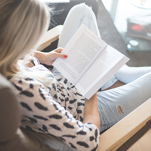 AFRISO Frau liest Buch Anwendung